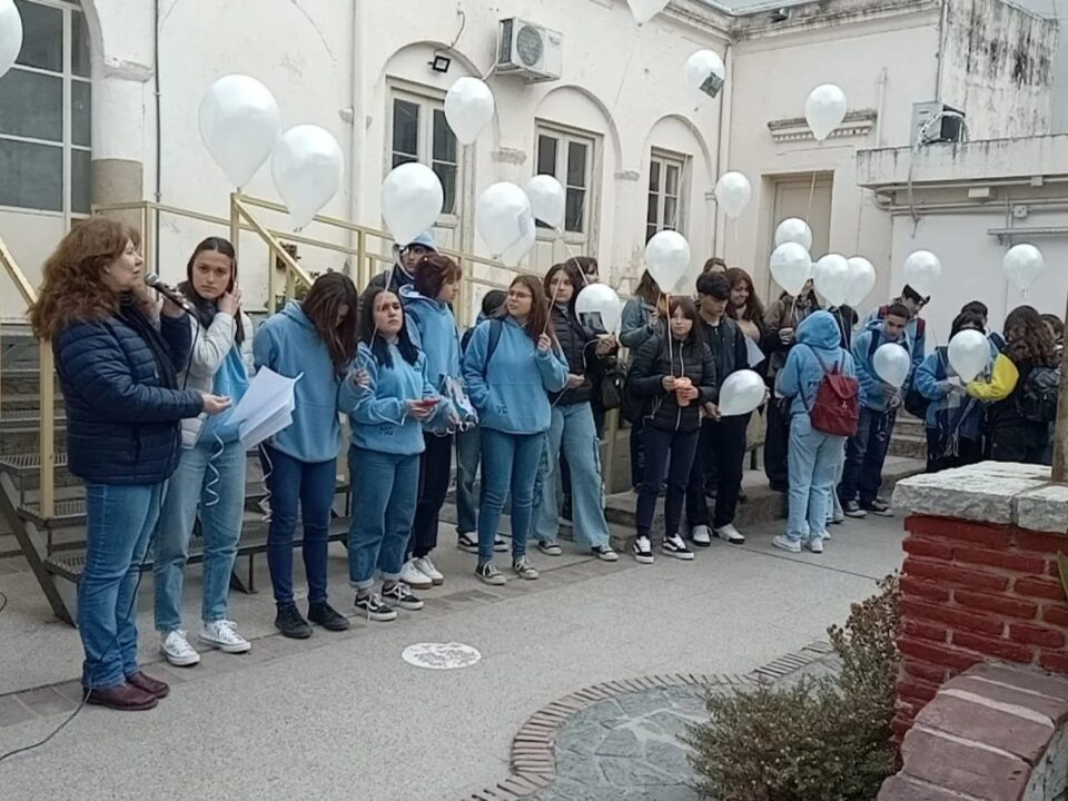 Conmovedor adiós de alumnos del IPEM 298 a su compañero fallecido