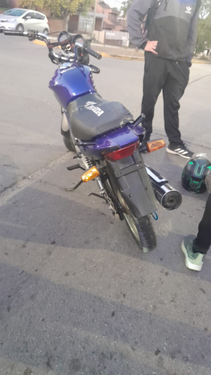Un motociclista herido tras chocar contra un automóvil