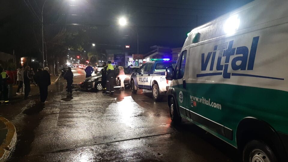 Una mujer acabó herida luego de chocar contra un automóvil