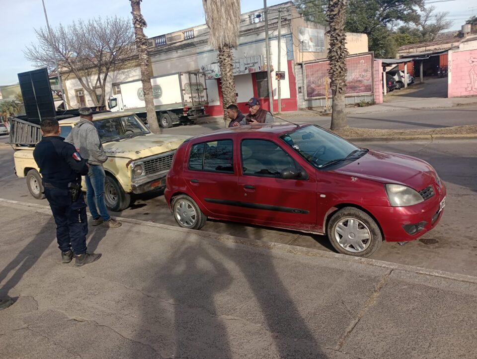 Dejó la camioneta estacionada, falló el freno y chocó