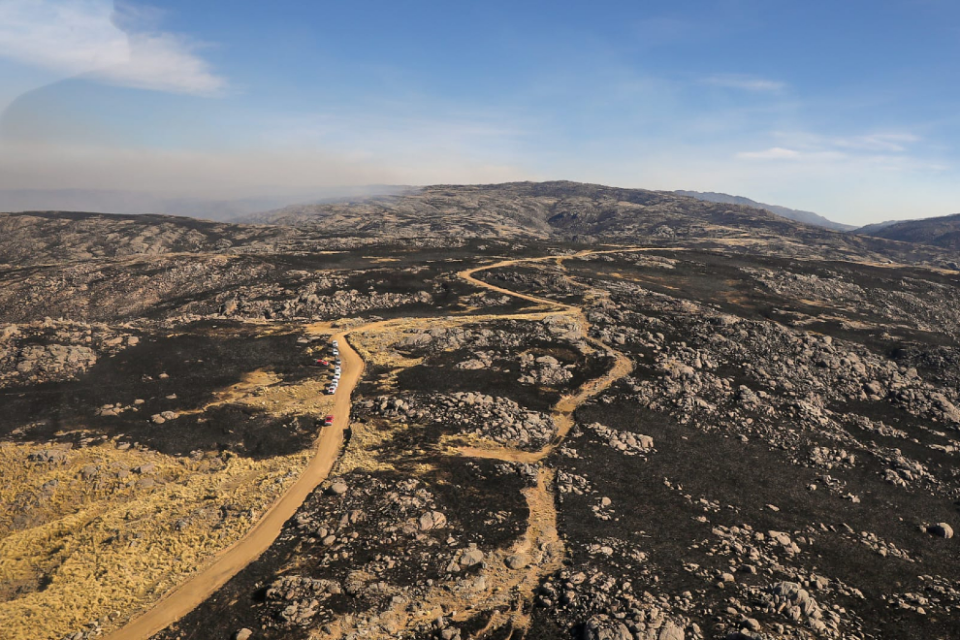 Tras un arduo trabajo, está contenido el incendio en Traslasierra