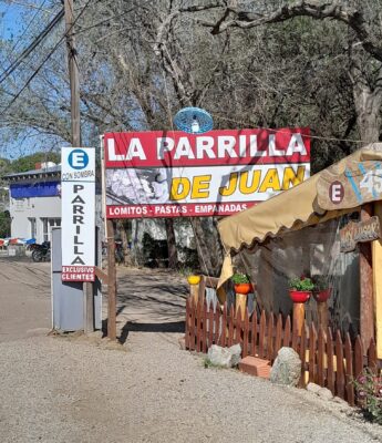 La parrilla de Juan se viste de celeste y blanco: música en vivo y tradición para celebrar el 9 de julio