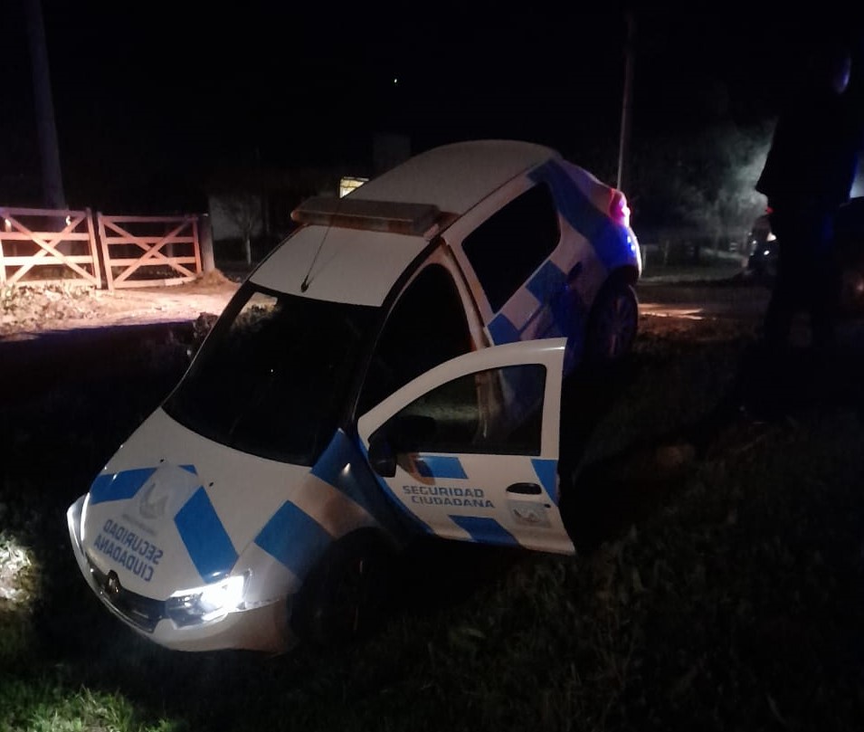 Un móvil de Seguridad Ciudadana despistó y cayó a un desagüe
