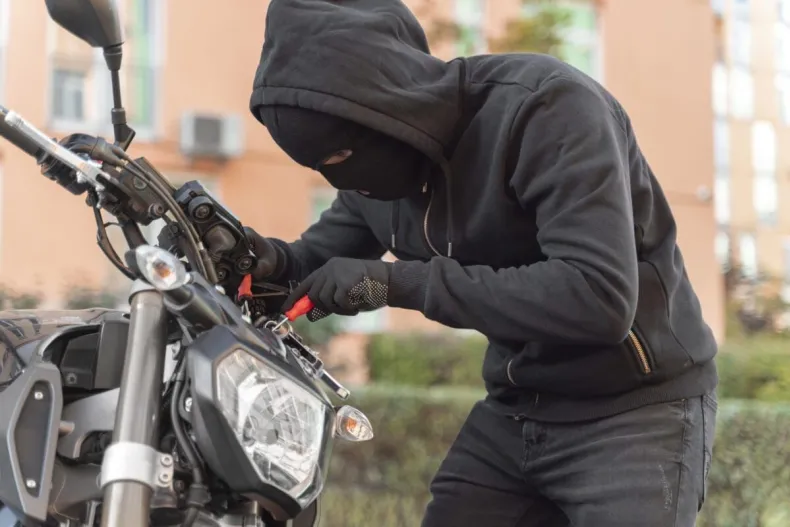 Intentaban robar motos y uno de ellos terminó detenido