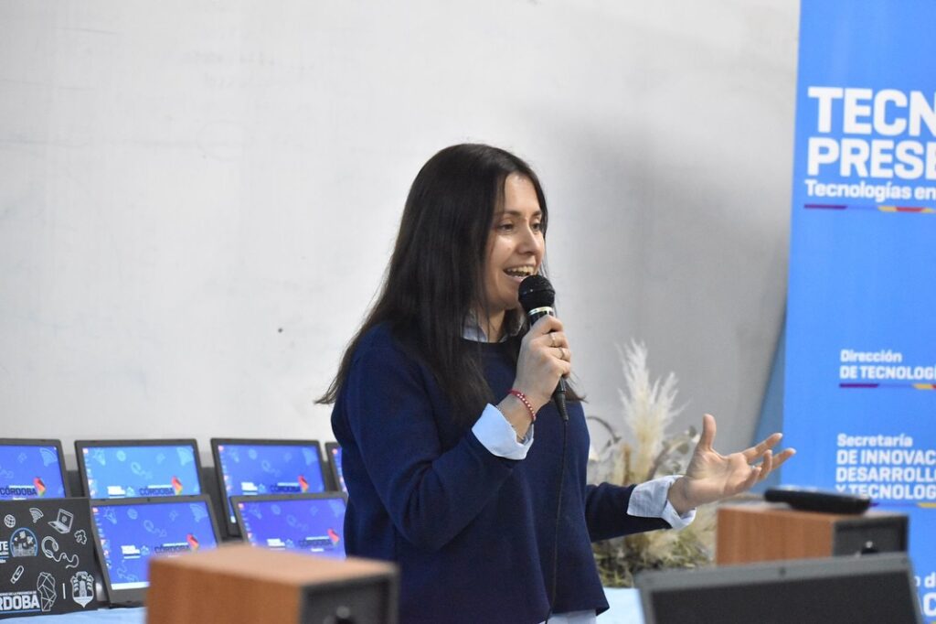 Despeñaderos: entregaron 67 Netbooks para la formación de nuevos docentes