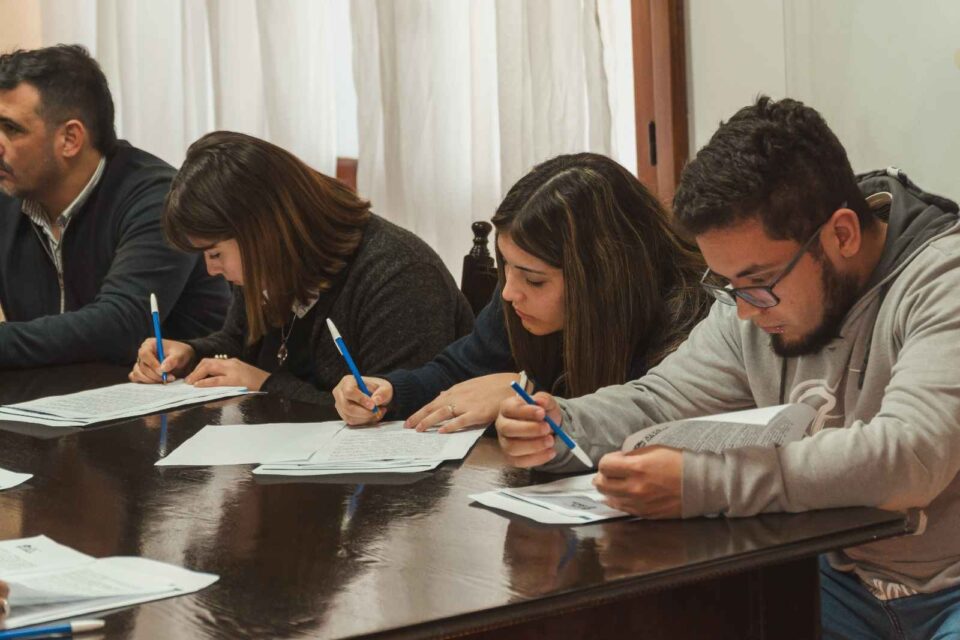 Jóvenes inician sus pasantías laborales en comercios y empresas de la ciudad