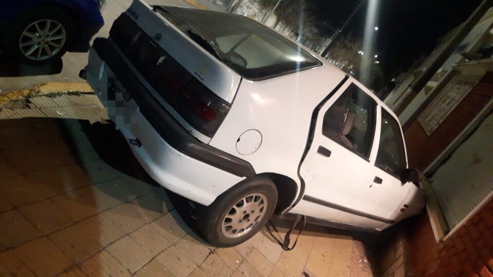  Perdió el control, se subió a la vereda y chocó contra una veterinaria