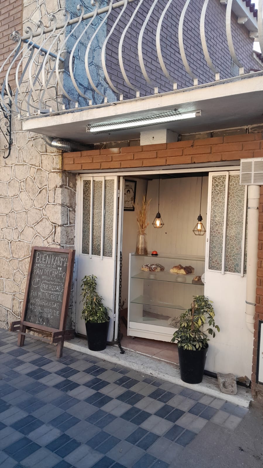 Desquiciado: pasó por una panadería y rompió un mostrador sin razón