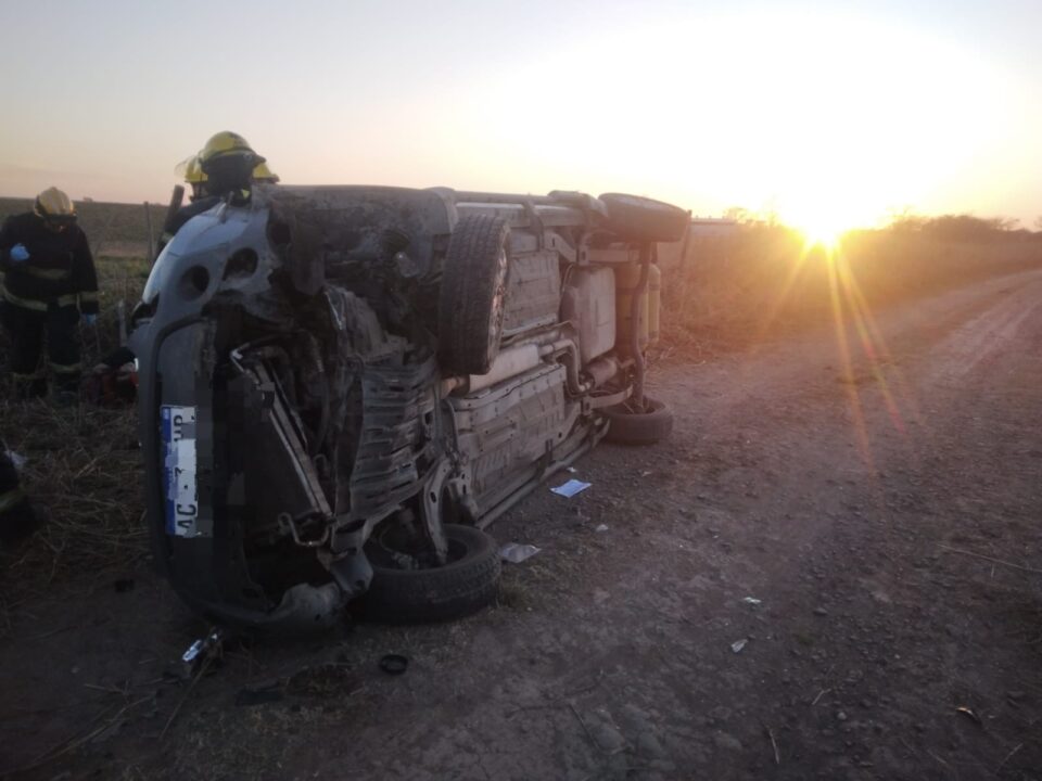 Perdió el control de su auto, dio varios tumbos y terminó en un campo