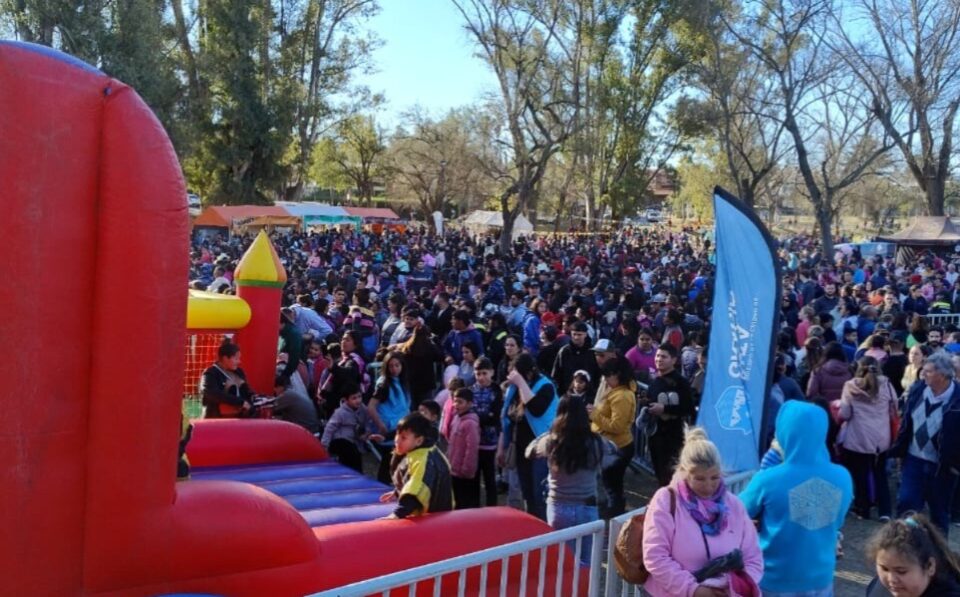 Ante una multitud, se está realizando la fiesta de las infancias en Alta Gracia