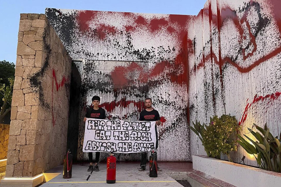 Activistas vandalizaron la casa de Messi en Ibiza