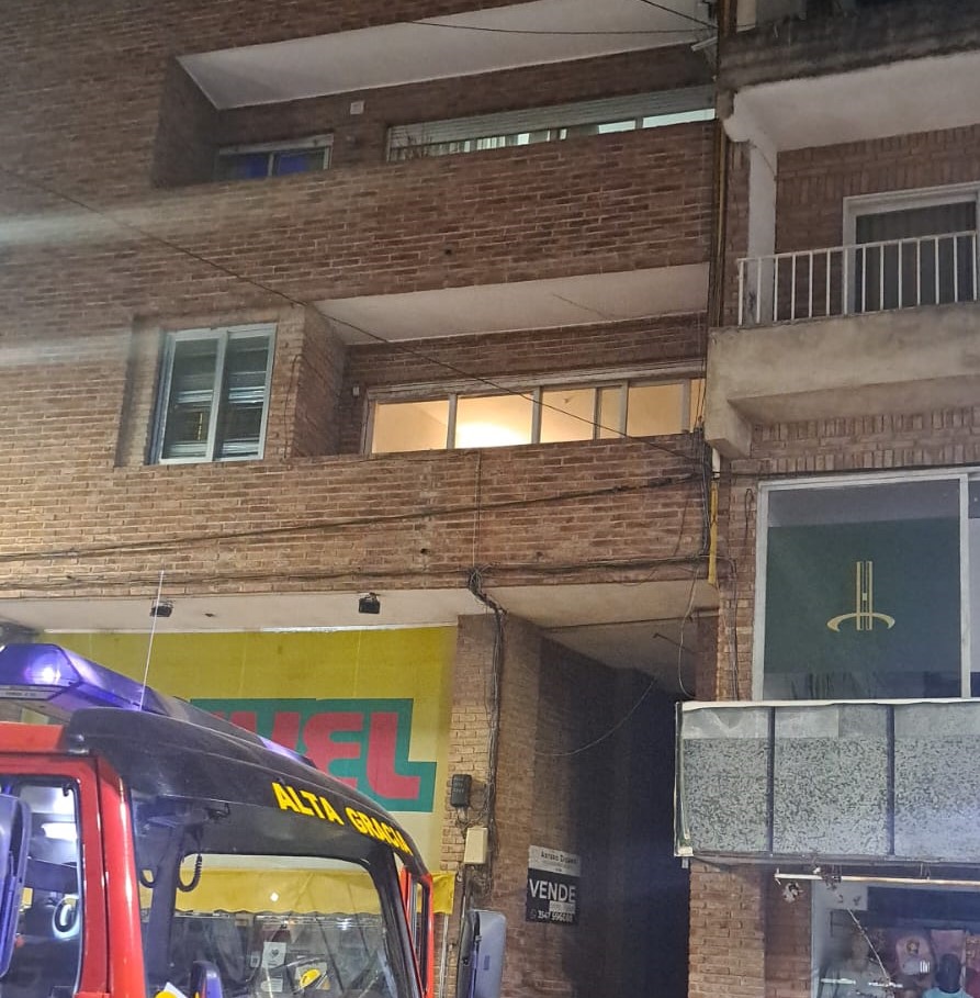 Humo, susto y evacuación en pleno centro por el incendio de un ...