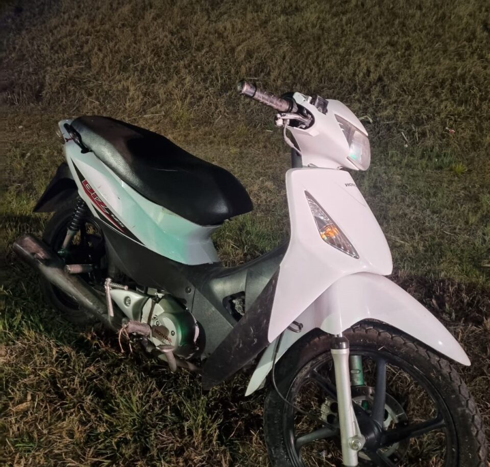 Un motociclista despistó y cayó a una zanja