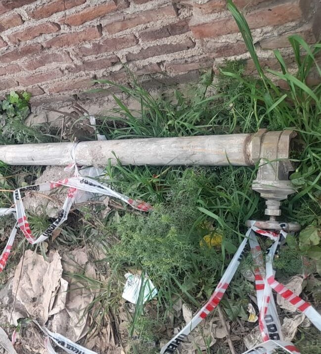 Intentaron robar un caño de agua, la policía los vio y huyeron