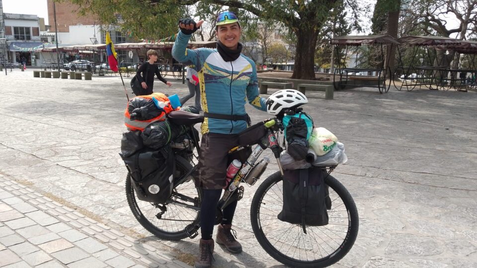 Es colombiano, está recorriendo el continente en bicicleta y ayer llegó a Alta Gracia