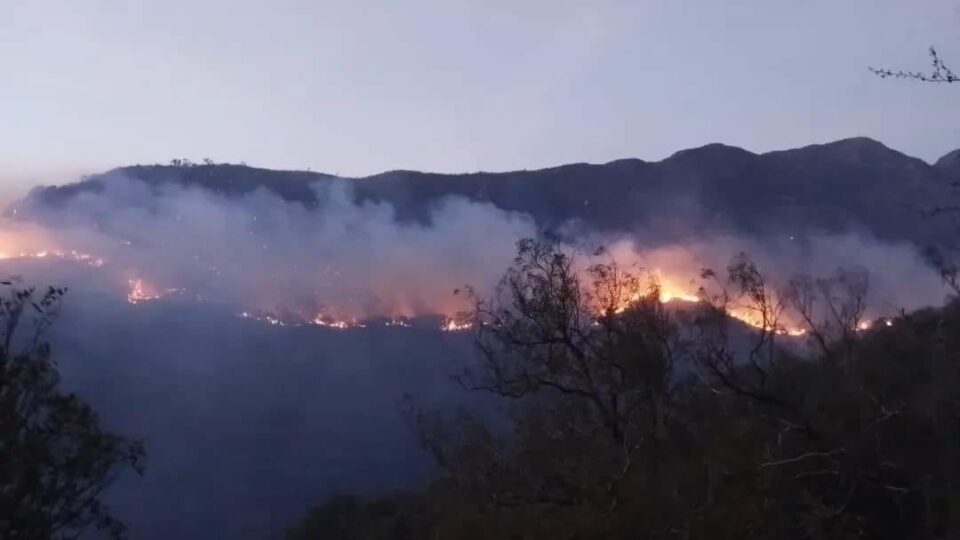 Los Cocos vivió una noche de terror y el fuego sigue avanzando