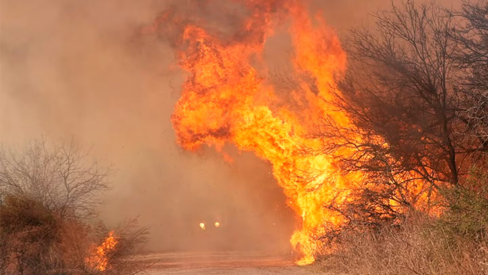 Combaten un nuevo incendio en Santa María de Punilla y reinició el fuego en La Calera