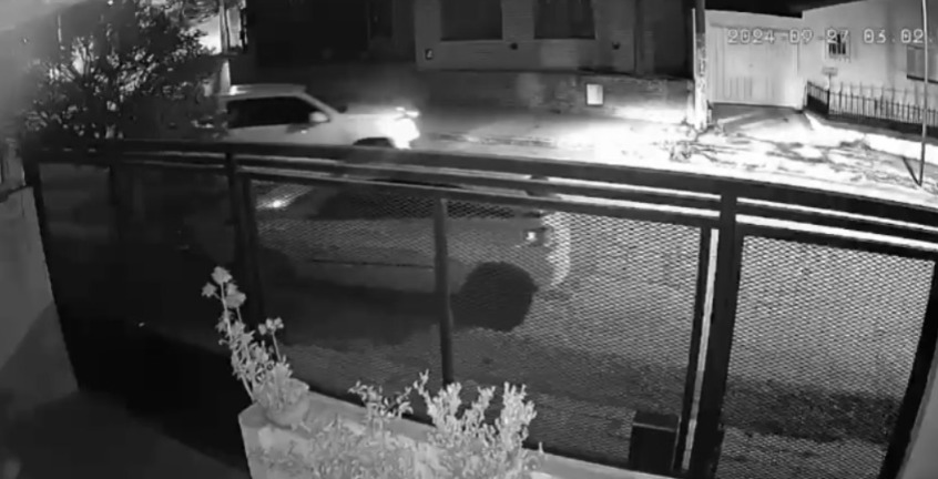 Impacto y fuga: una Amarok blanca chocó a un vehículo estacionado y huyó del lugar