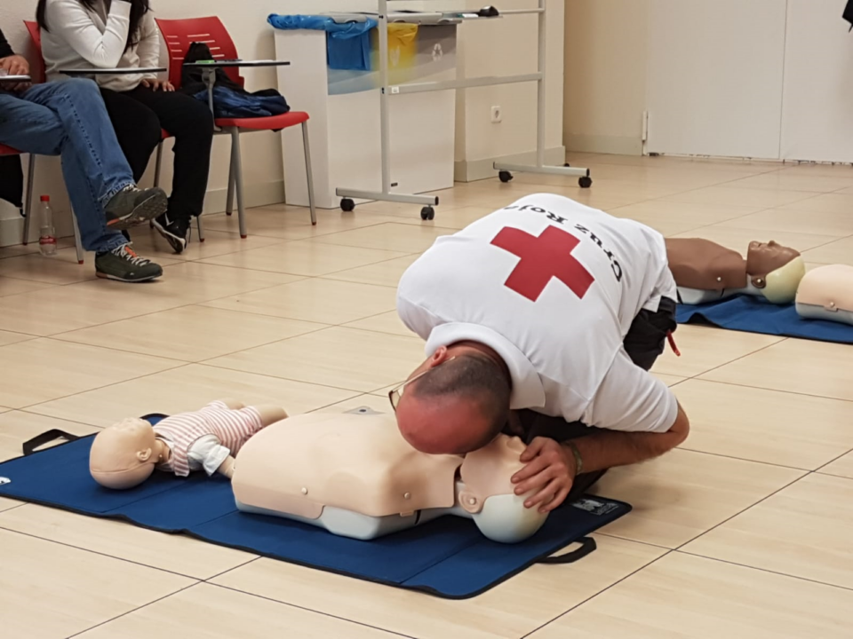Taller de Primeros Auxilios y RCP en el Centro Vecinal Amadeo Sabattini