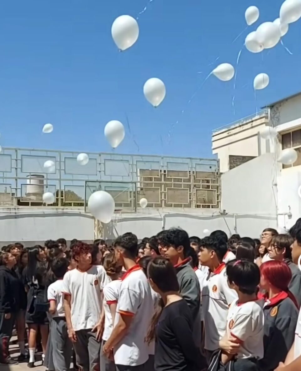 Conmovedor adiós de alumnos del Manuel de Falla a Romina Adén