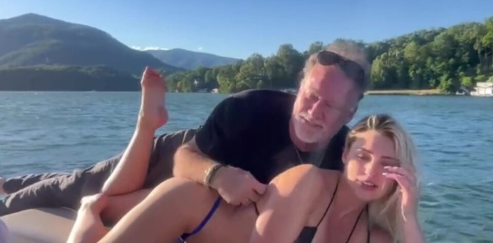 Ella tiene 23, él 62, se conocieron en Tinder y enfrentan los prejuicios