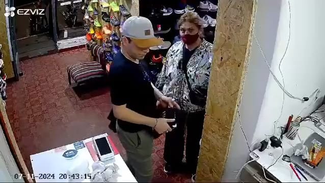 Cuatro delincuentes se robaron todo el dinero de una zapatería en Plaza Mitre