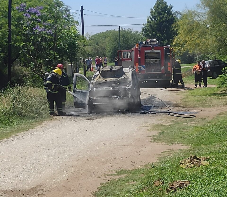 Valle de Anisacate: venía manejando y se le prendió fuego el auto
