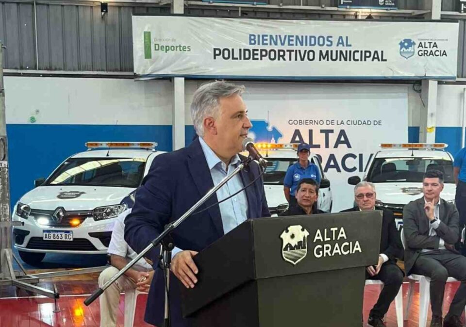 }Alta Gracia, sede de la Velada Patria con presencia del gobernador Llaryora