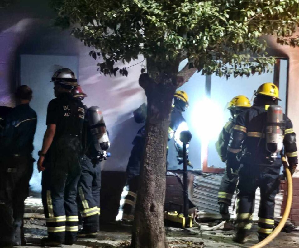 Se prendió fuego una casa y un menor resultó intoxicado por monóxido de carbono