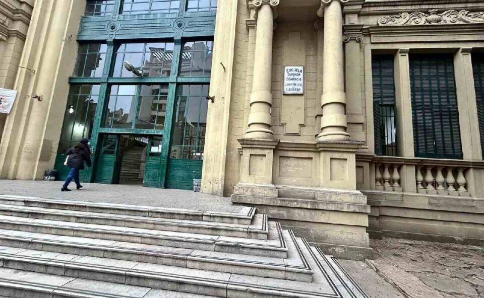 Atacó a un compañero en una escuela de Córdoba: aseguran que lo vieron armado
