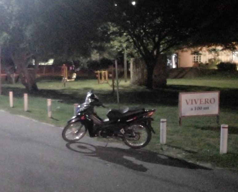 Dos hermanos resultaron heridos tras perder el control de su moto