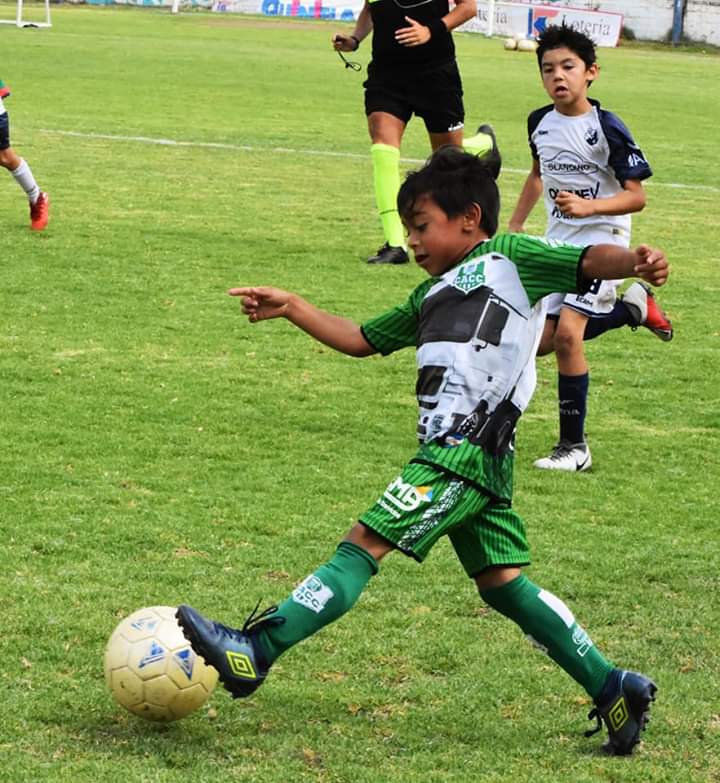 Thiago, un pequeño futbolista, sueña con jugar en Chile y su familia organiza una campaña solidaria