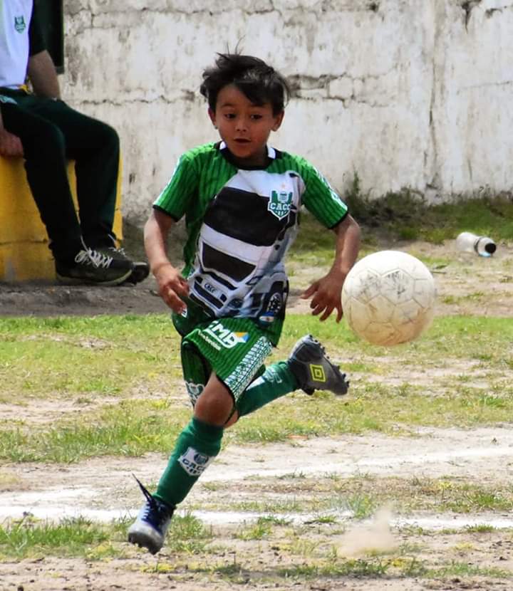 Thiago, un pequeño futbolista, sueña con jugar en Chile y su familia organiza una campaña solidaria
