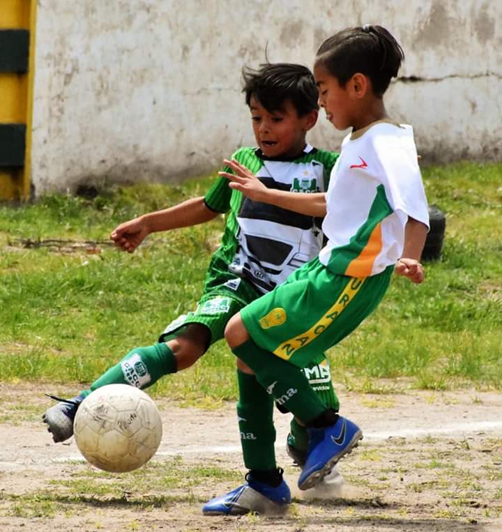 Thiago, un pequeño futbolista, sueña con jugar en Chile y su familia organiza una campaña solidaria