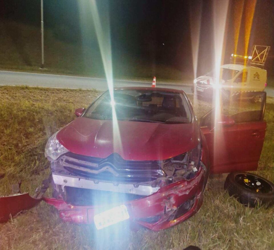 Un conductor perdió el control del auto, despistó y resultó herido