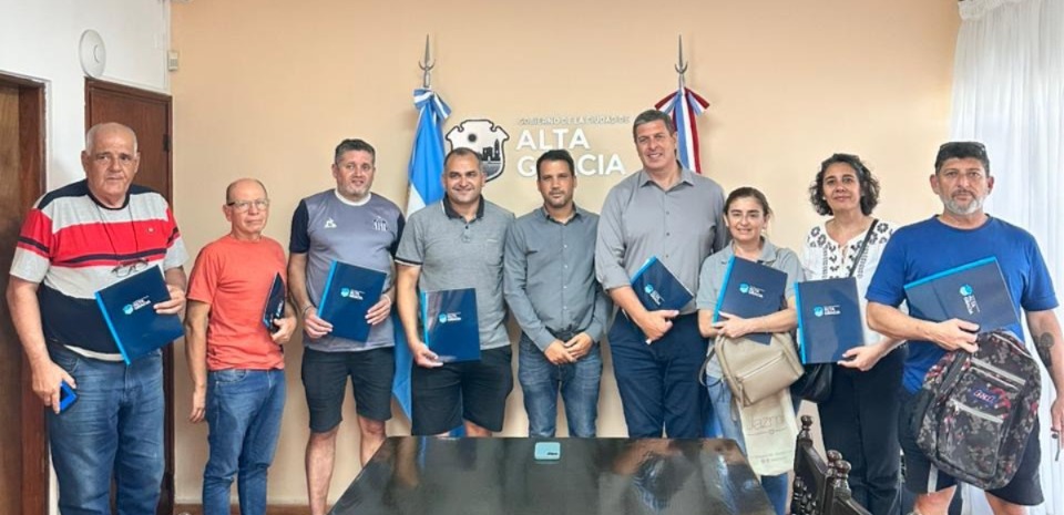 Taxis y remises: se entregaron nuevas chapas a permisionarios