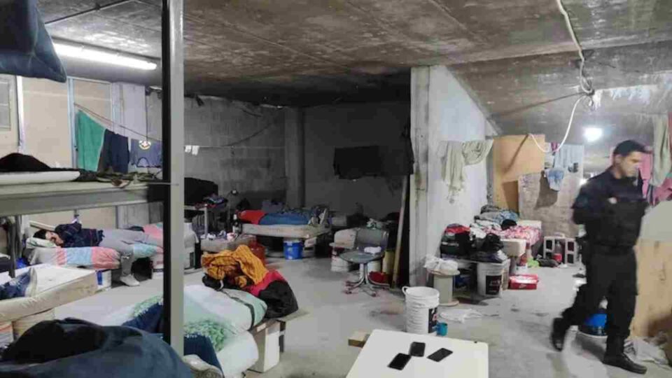 Rescatan a trabajadores explotados: vivían en un subsuelo con ratas y eran usados como trueque laboral