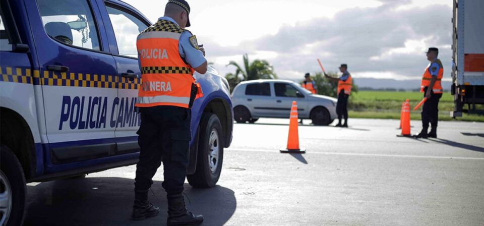 Denuncian a un policía de la Caminera por apagar las luces de un auto para labrar una multa