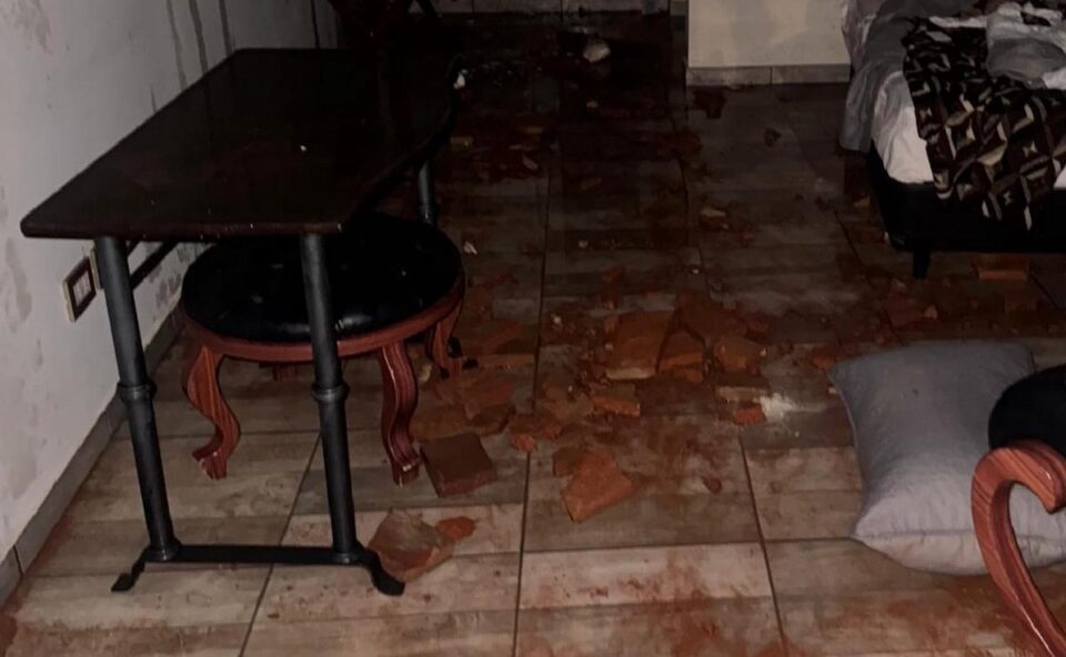 En pleno festejo de Año Nuevo, el temporal voló el techo de un hotel en Oncativo