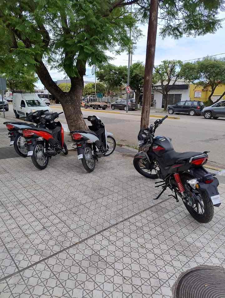 Rompieron el vidrio de una concesionaria y se llevaron cinco motos: lograron recuperar cuatro