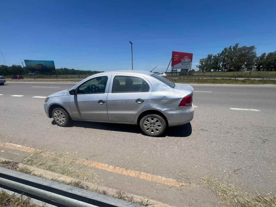 Iban en moto, chocaron con un auto y terminaron hospitalizados