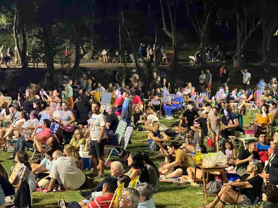 Noche inolvidable en la Costanera: el primer "Peñazo" fue un éxito total