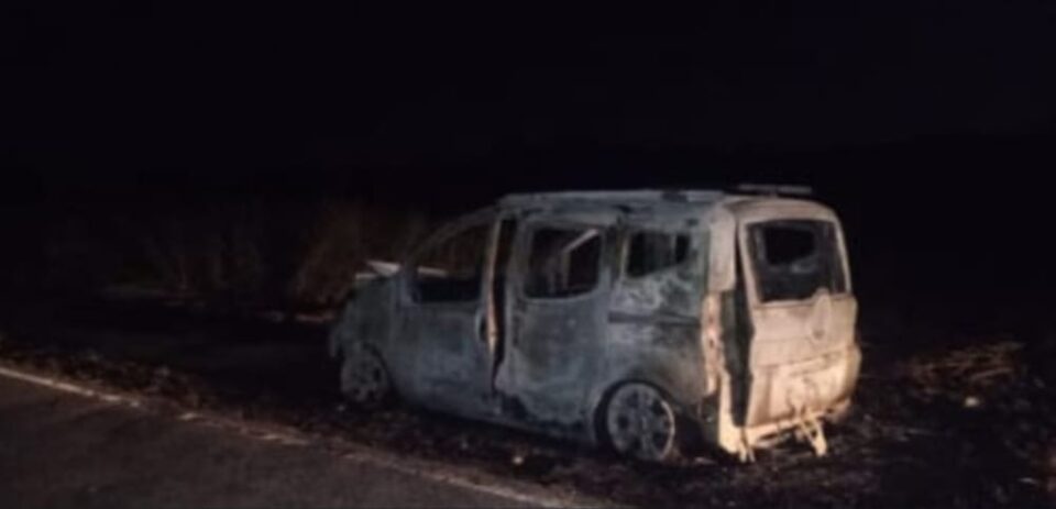 Otro auto fue devorado por las llamas en la Ruta C-45