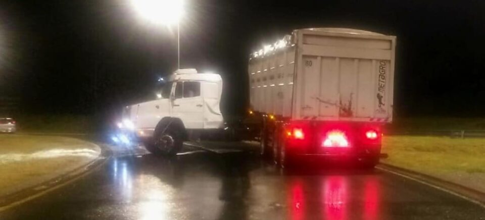 Un camión perdió el control y quedó cruzado en el Cruce de Alto Fierro