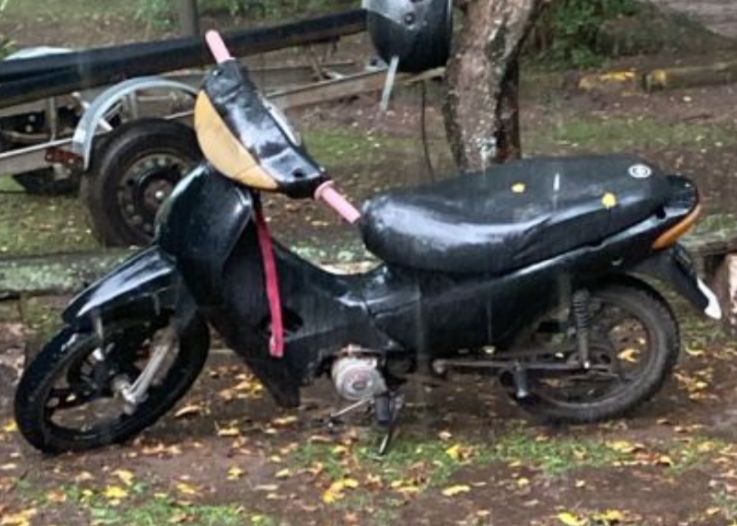 Les robaron en minutos la moto que utilizan para trabajar y están desesperados