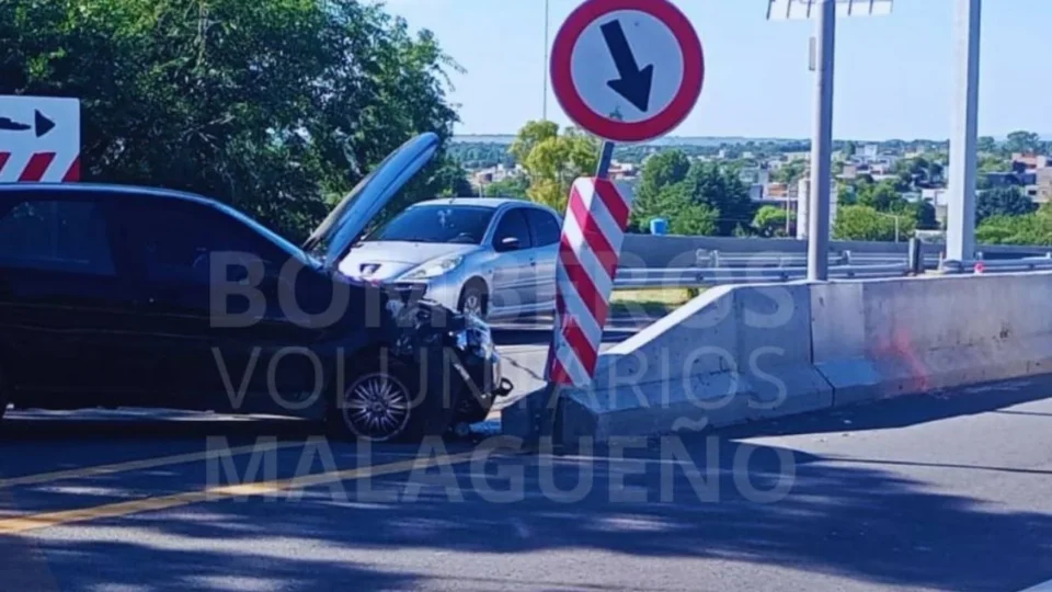 Una pareja chocó contra la contención de cemento en la Ruta C-45