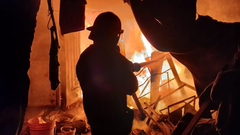 Hizo fuego para espantar los mosquitos y terminó incendiando toda su casa