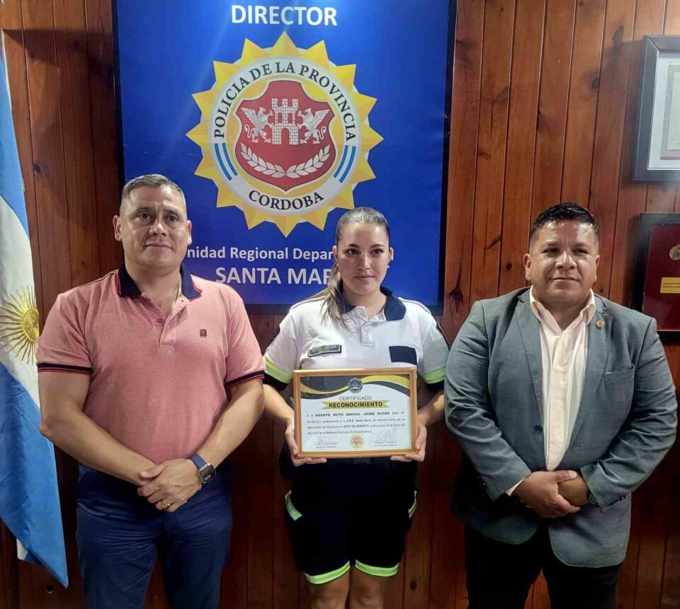 Fue reconocida la policía que salvó la vida de un padre y su hijo en Despeñaderos
