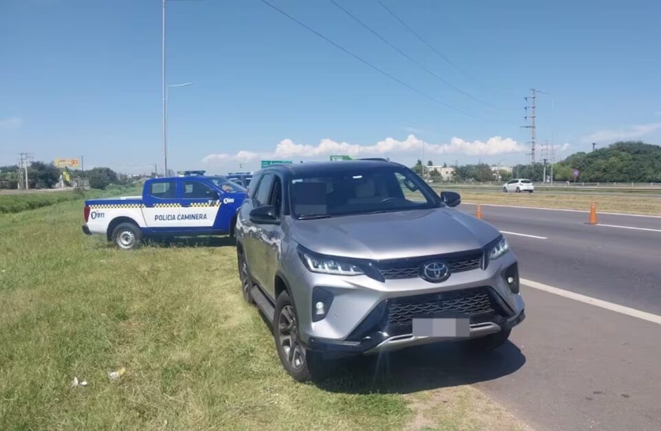 Manejaba a alta velocidad, lo multaron y trompeó a dos policías de la Caminera