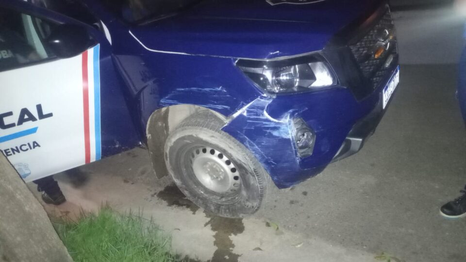 Una guardia local chocó una camioneta estacionada
